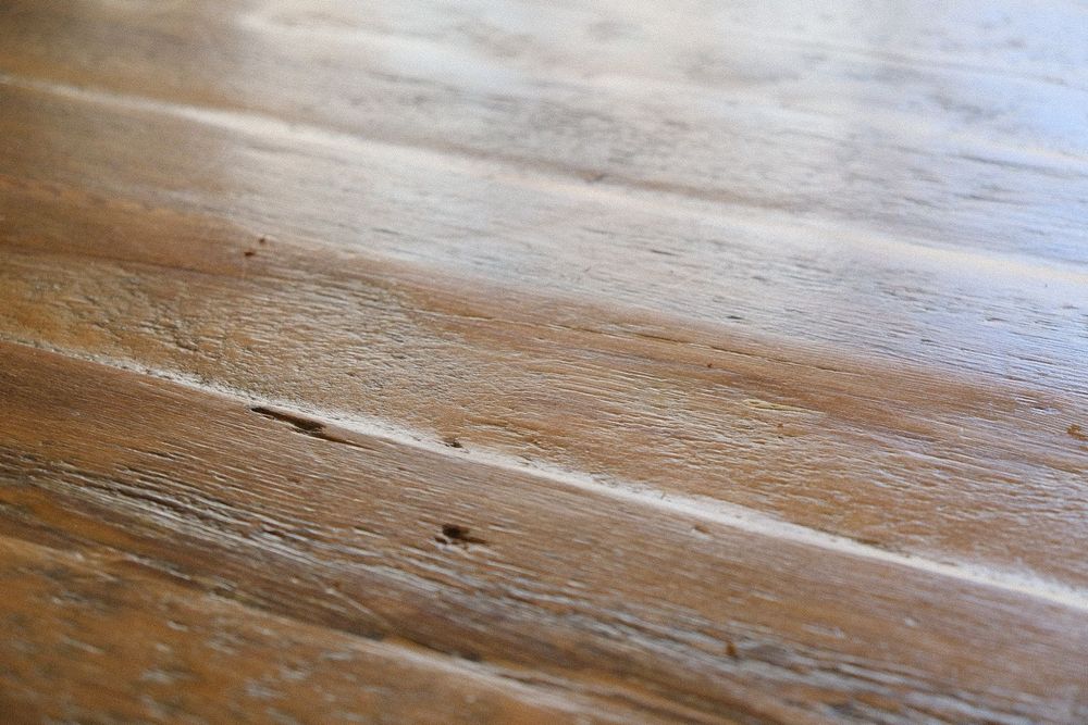 mesa de madeira con pes de ferro preto, em perfeito estado