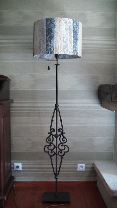 Candeeiro de pé com abajur