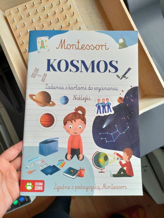 Książka Montessori kosmos z naklejkami