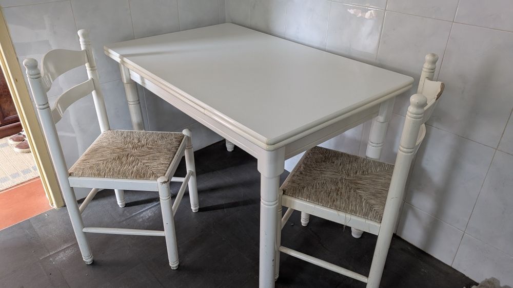 Mesa de cozinha e cadeiras