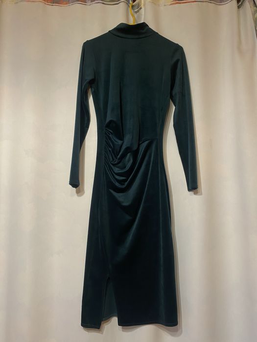 welurowa sukienka z rozcieciem Gettalka