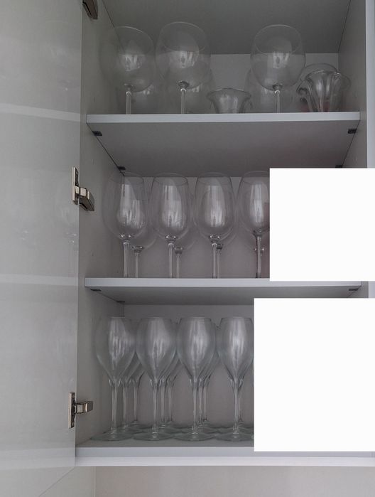 Copos de vinho tinto e vinho verde e copos de sobremesa