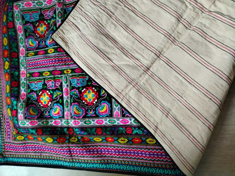 Gobelin etniczny z Chin na ścianę, dywanik ręcznie haftowany 145x80