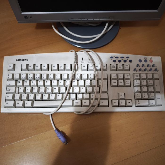 Monitor 19" e teclado64585626962306121