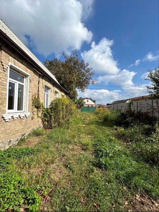 Частина будинку по центральній вулиці на 12 сотках!