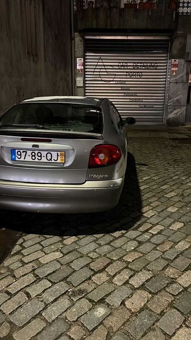 Vendo Renault ano 2000 para peças/abate no Porto. O comprador retira com reboque e assina declaração de venda no ato. Preço 150€ negociável.