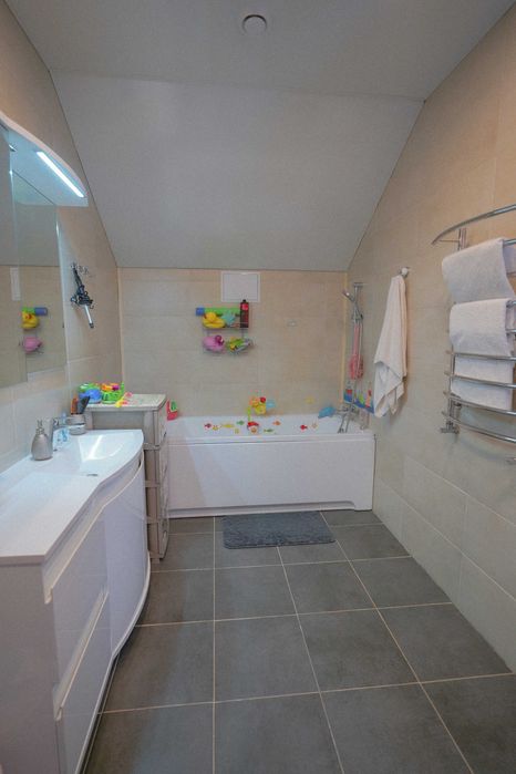 Продам будинок з хорошим ремонтом