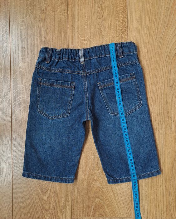 Красная футболка и синие джинсовые