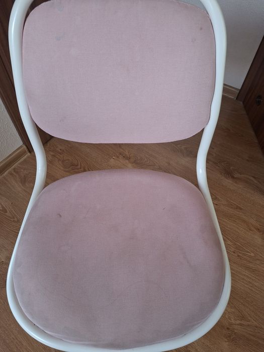 Krzesło na kółkach do biurka Ikea różowe