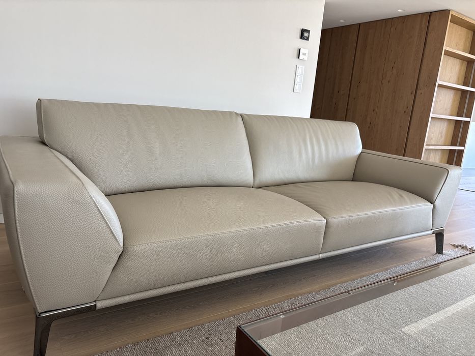 2 sofas Roche Bobois pele grande espessura cor cinzento claro loja Roche Bobois Lisboa 2025