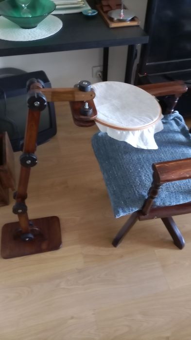 Base articulada de chão ou mesa para aro de bordar