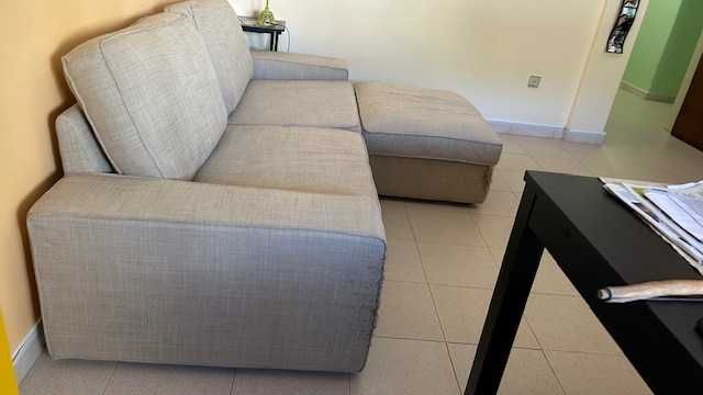 Sofá (3 lugares) em tecido beje claro c/ chaise-longue