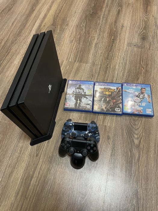Ps 4 pro  1 TB у відмінному стані з 2 джойстиками та іграми