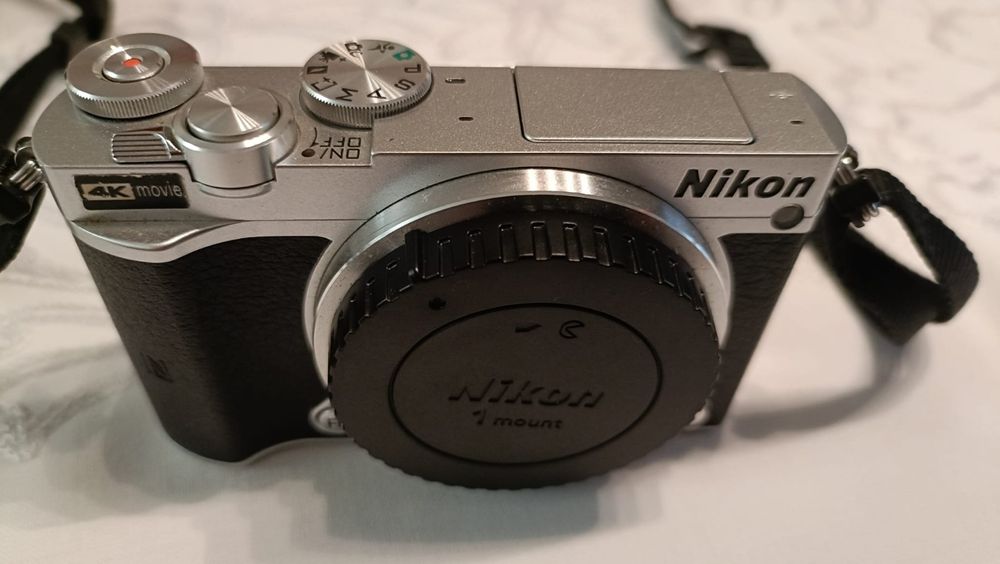 Máquina fotográfica NIKON 1 J5 impecável, muito atual e completa
