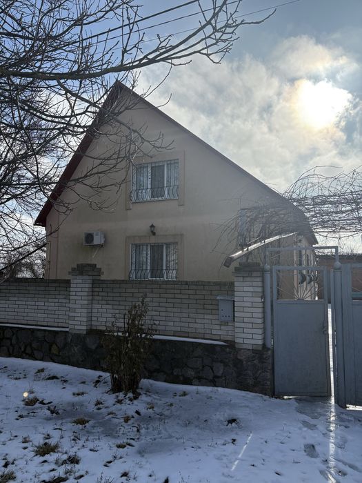 Чудовий заміський будинок поруч з містом
