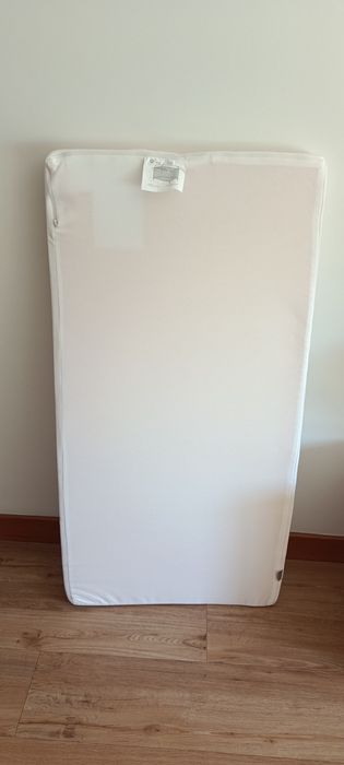 Colchão  como novo  com  lençóis cama criança