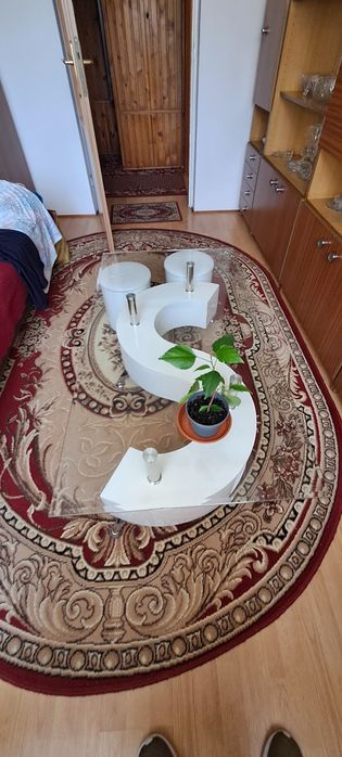 Stolik kawowy plus 2 pufy