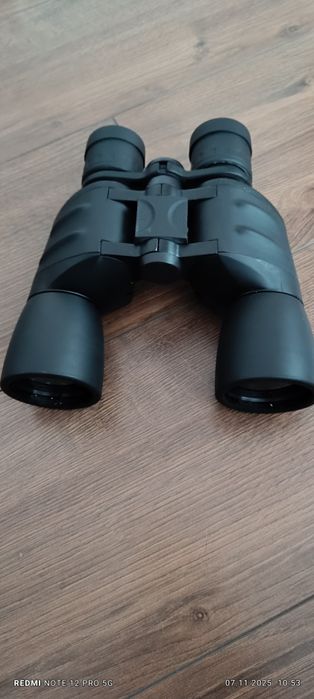 Бинокль в чехле.