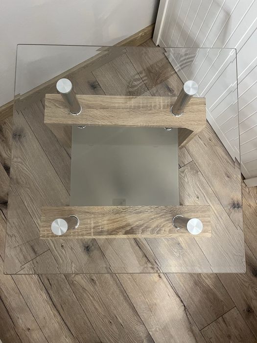 stolik kawowy ze szklanym blatem i drewnianą ramą