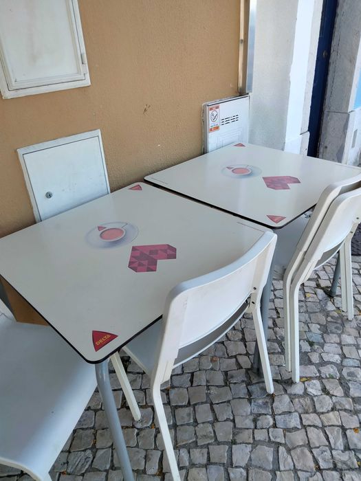 Mesa e cadeiras