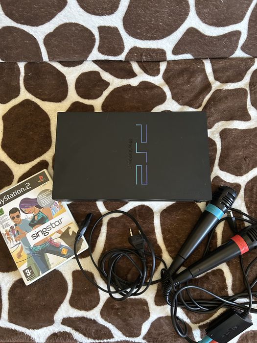 Playstation2,  mais 2 microfones. E cd singstar