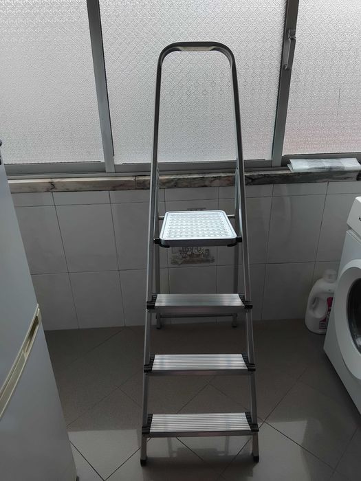 Escadote ( Completamente novo )
