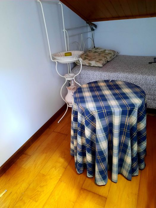 Mesa camilha. Boa para fazer de mesa cabeceira