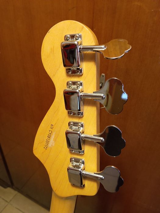 Gitara basowa Squier