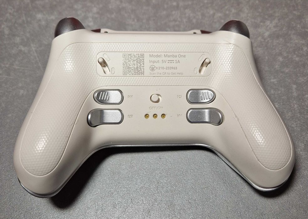 Pad kontroler MANBA ONE ze stacją ładującą