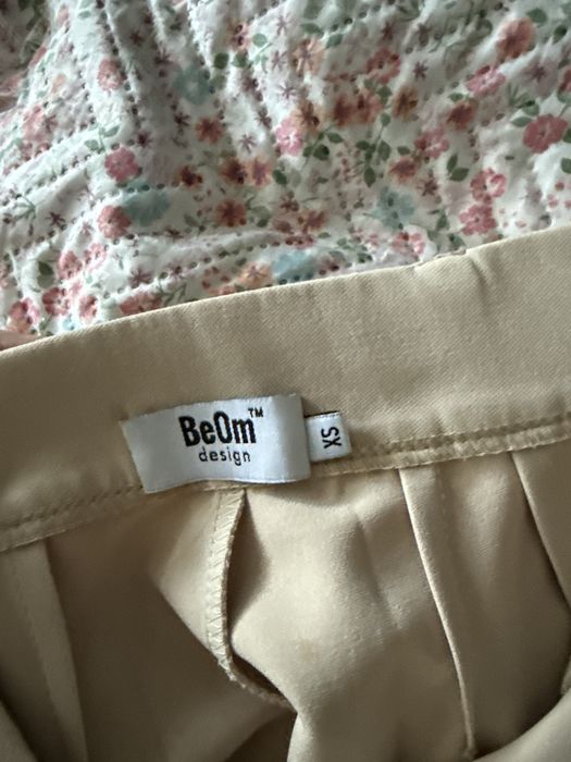 Костюм бежевого кольору