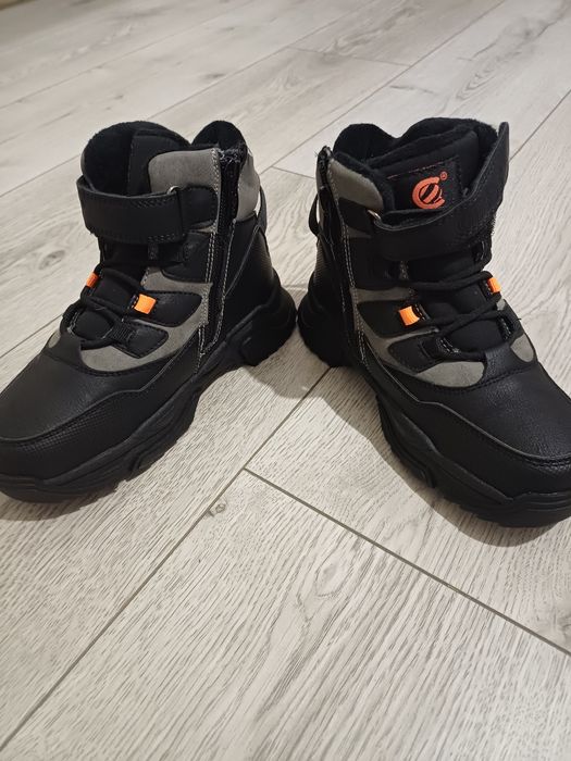 Продам. Зимние ботинки для мальчика новые 31 размер.