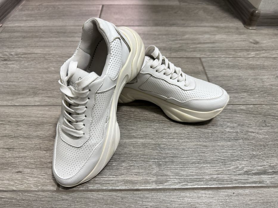 Продам жіночі кросівки зі шкіри в гарному стані 38 розміру