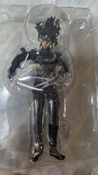 Figura eduardo maos de tesoura