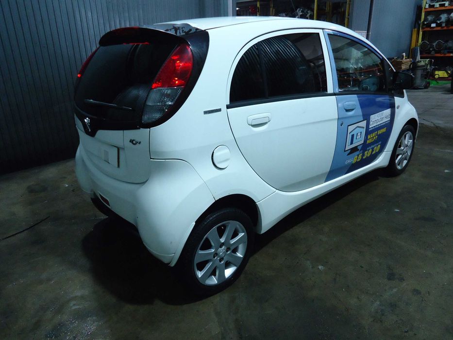 Peugeot IOn de 2011 só ás peças
