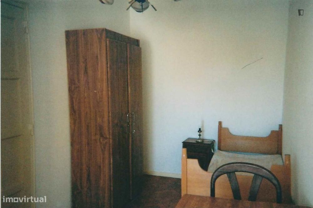 Quarto - localizado em Almada Lisbon