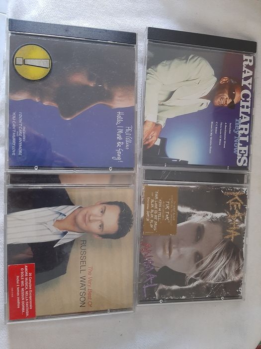 C. d. música originais como novos