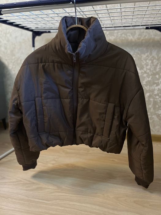 Тепла укорочена куртка у трендовому коричневому кольорі