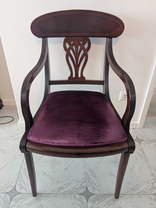 Conjunto de mesa e 8 cadeiras em madeira de cerejeira, estilo clássico