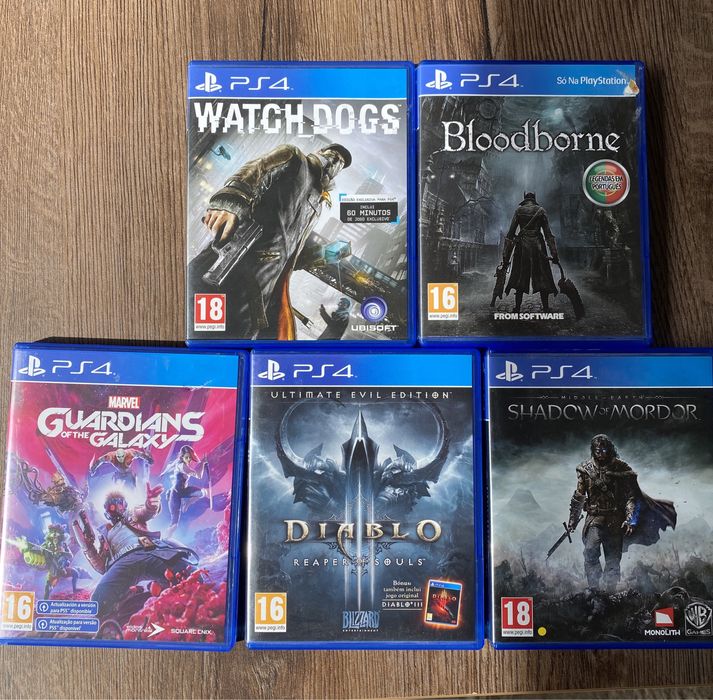 Playstation 4 com 2 comandos originais