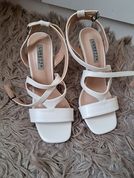 Босоніжки білі на каблуку