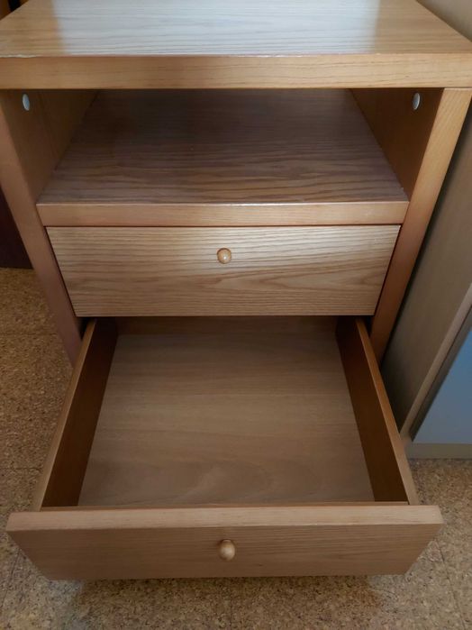 Mesa de Cabeceira em madeira