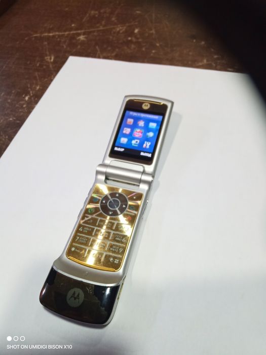 Мобильный телефон Motorola KRZR K1 в золотом цвете.