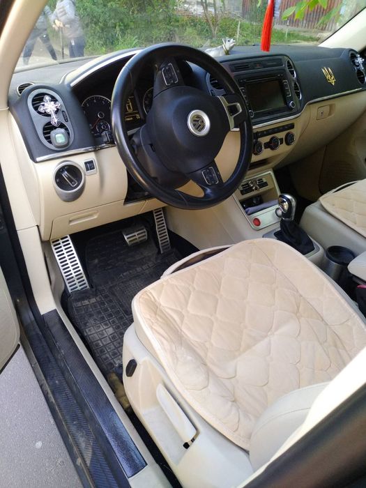 Автототранспорт Фольксваген-Тигуан серебристо серого цвета