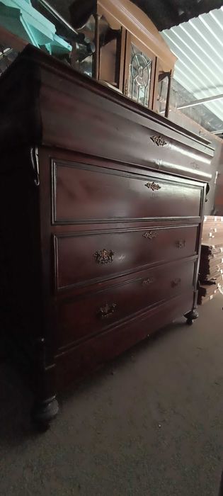 Móveis antigos. Motivo desocupar