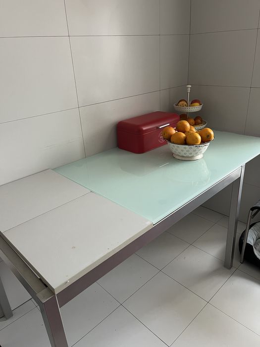 Mesa cozinha e quatro cadeiras