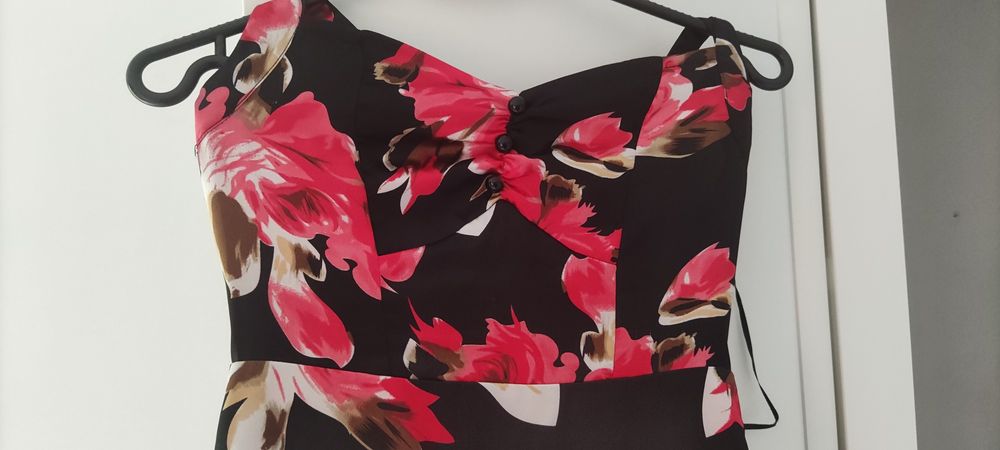 Elegancka sukienka przed kolana