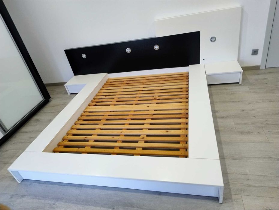 cama casal com mesas cabeçeira  e estrado