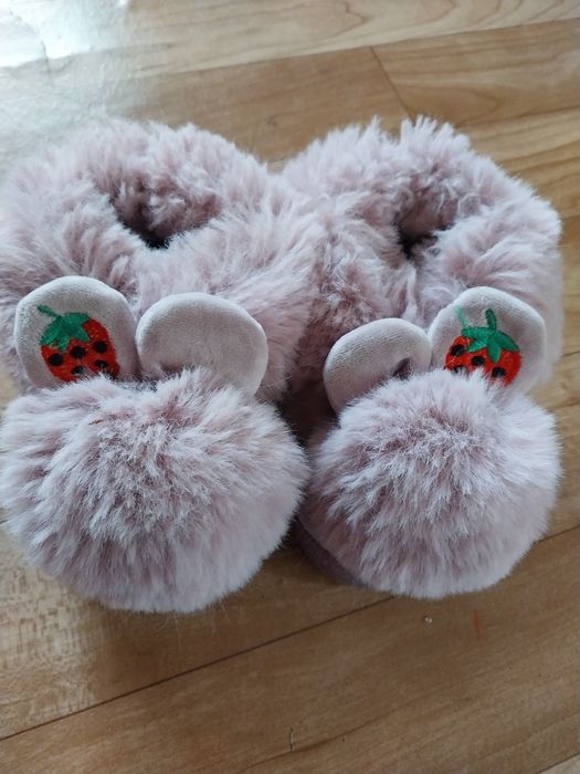 Продам теплющі хутряні черевички устілка 15 см.