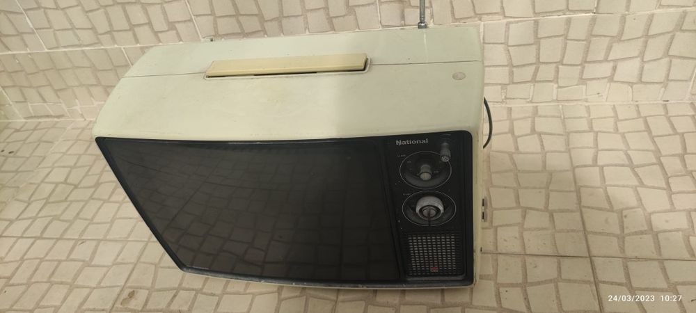 TV dos anos 70 a preto e branco.