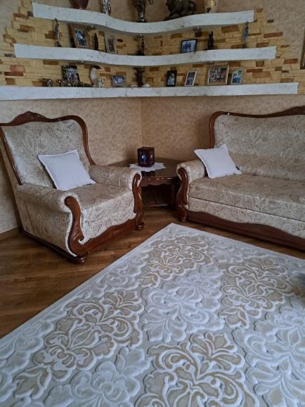 Диван крісло і стіл в дуже гарному стані